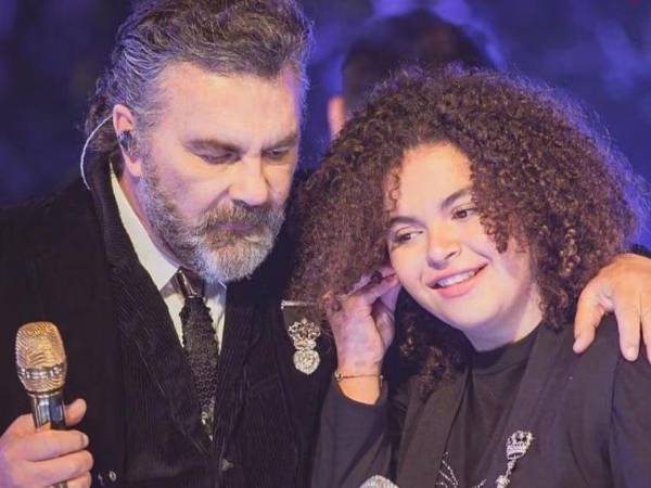 El cantante Manuel Mijares y su hija Lucerito Mijares.