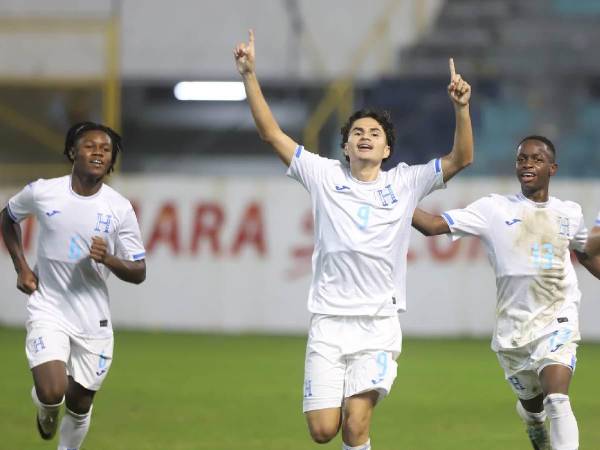 Darel Oliva yMarco Reyes le dieron el triunfo a Honduras ante El Salvador en el Estadio Morazán.