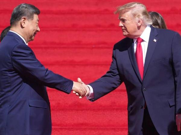 Xi Jinping, saludando a su homólogo estadounidense, Donald Trump, durante su visita en Washington.