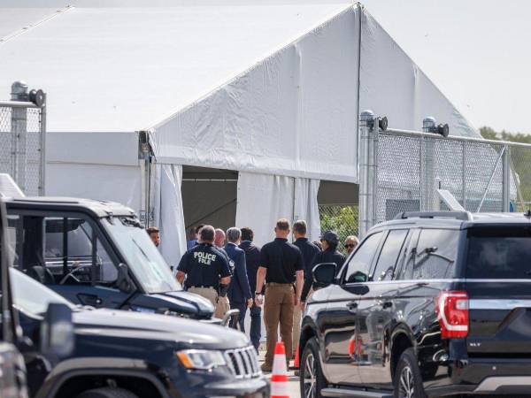 El gobernador de Florida, Ron DeSantis, supervisa uno de los procesos de deportación desde Alligator Alcatraz, construida en un antiguo aeropuerto.