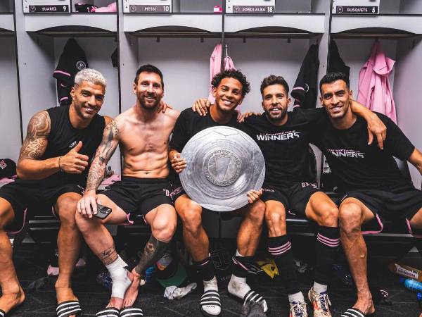 El hondureño David Ruiz celebró la obtención de la Supporters’ Shield al lado de cracks como Messi, Jordi Alba, Busquets y Luis Suárez.