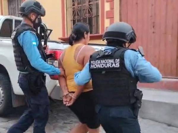 La mujer conocida con el alias de “La Wendy” fue capturada en el barrio Elder Romero de Santa Rosa de Copán.
