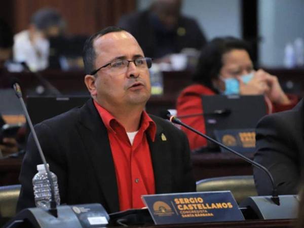 Un acto de reconocimiento académico en Santa Bárbara, Honduras, ha generado controversia luego de que se entregaran diplomas de honor a estudiantes destacados con la fotografía del diputado Sergio Arturo Castellanos, del partido Libertad y Refundación (Libre) y la firma de la presidenta Xiomara Castro.