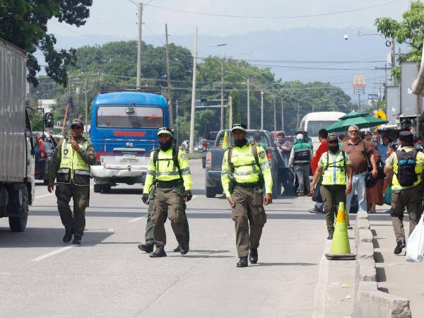 Agentes municipales realizan operativos frente al hospital regional del IHSS.