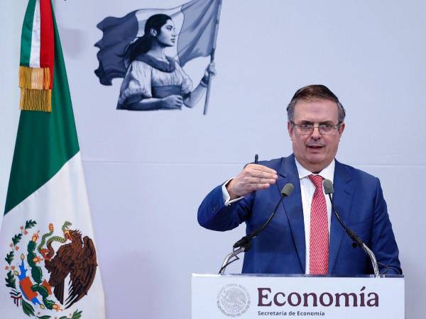 El secretario de Economía de México, Marcelo Ebrard, habla durante una rueda de prensa en Ciudad de México.