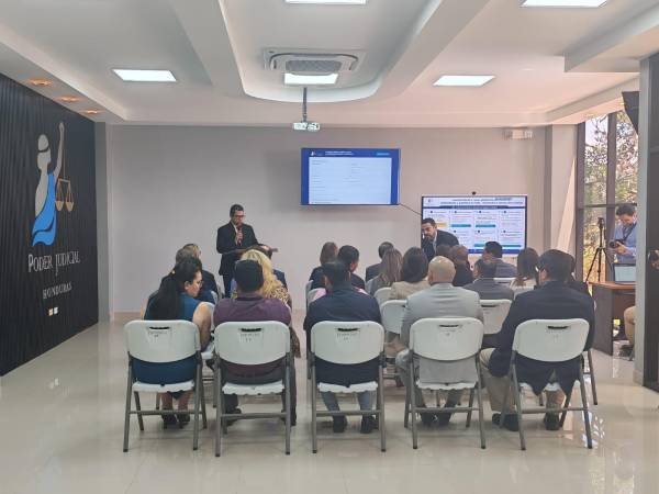 Autoridades del Poder Judicial de Honduras durante el lanzamiento de la nueva plataforma digital para la solicitud y descarga en línea de antecedentes penales y auténticas.