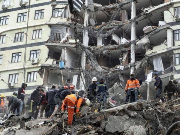 Varios edificios colapsaron tras el potente sismo que estremeció gran parte de Turquía este domingo.