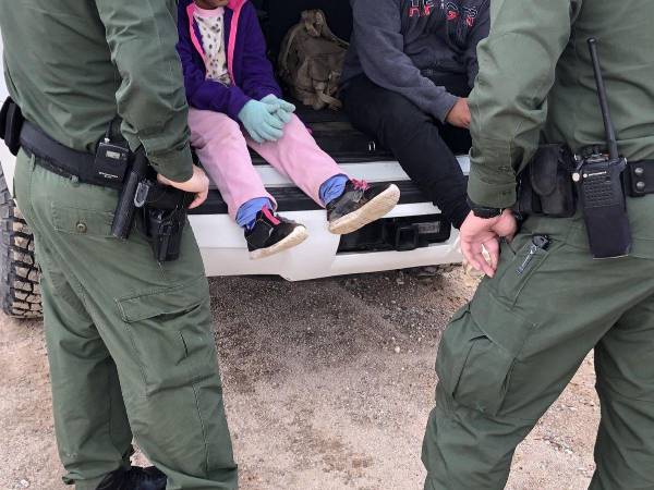 Agentes de la Patrulla Fronteriza atienden a unos niños en la frontera de Arizona con México en una imagen de archivo.