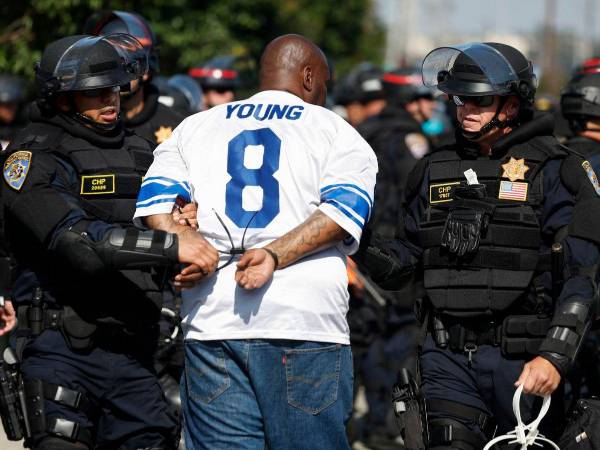 Un hombre es detenido durante una manifestación en Los Ángeles.