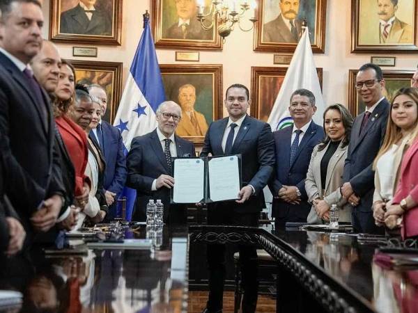 Tomás Zambrano, presidente del Congreso Nacional, e Iván Flores García, presidente de ParlAmericas, durante la firma del convenio para fortalecer la transparencia y la rendición de cuentas.