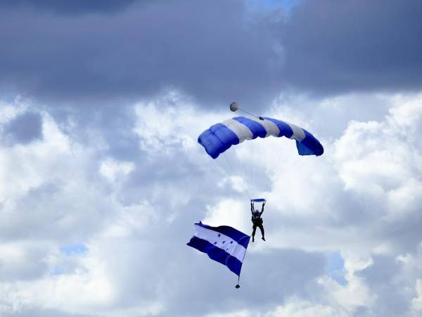 El Gobierno del presidente Nasry Asfura, en coordinación con las Fuerzas Armadas, trasladó al Campo de Parada Marte el tradicional show de paracaidismo militar por las celebraciones de los 205 años de Independencia, con el objetivo de reducir riesgos para los integrantes del equipo de salto libre.