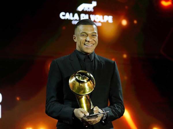 Kylian Mbappé ganó el premio Globe Soccer Awards al mejor futbolista de la temporada.