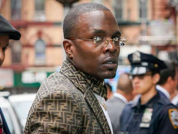 El obispo Lamor Whitehead, apodado el ‘’obispo bling’’, es famoso por su estilo llamativo.