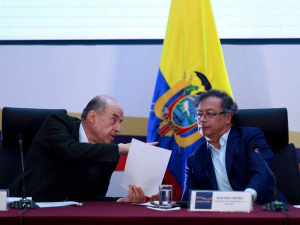 El presidente de Colombia, Gustavo Petro (d) junto al exministro de Relaciones Exteriores Álvaro Leyva.