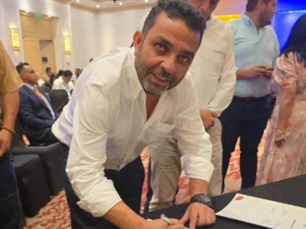En el video difundido el 11 de julio, se ve a Johny Alejandro Carrasco, alcalde de Yuscarán, consumiendo bebidas alcohólicas y cigarrillos en un salón municipal.