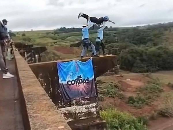 La madre de María Eduarda Rodrigues de Freitas, la joven de 21 años que murió durante una actividad de salto bungee en Brasil, rompió el silencio con una emotiva carta en la que recordó la vida de su hija y exigió justicia por su muerte.