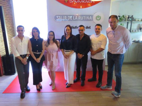 Autoridades de Davivienda y restaurantes participantes durante el evento de presentación de esta tercera edición del Restaurant Tour.