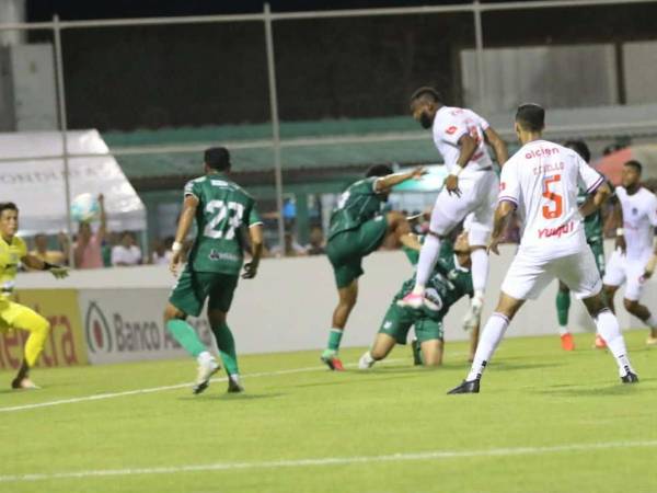 Jorge Benguché anotó en la goleada del viejo león frente a Platense pero salió lesionado en el primer tiempo.