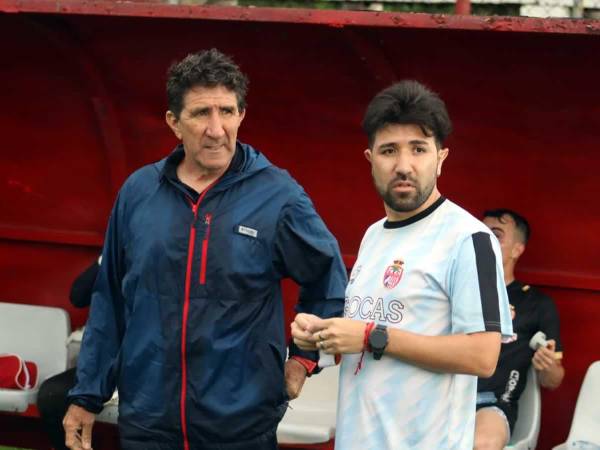 Eric Vargas asiste a su padre Héctor Vargas en la Real Sociedad.