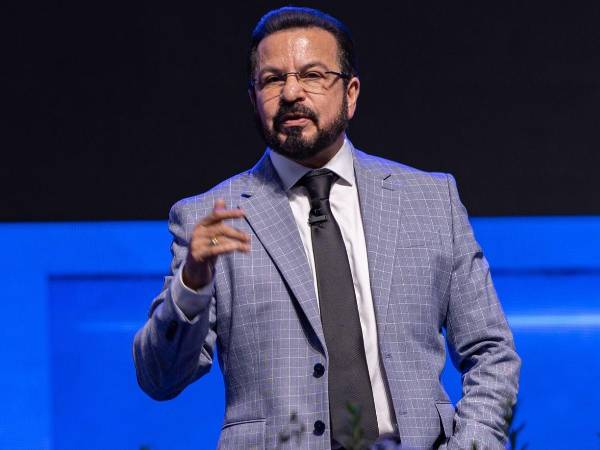 El reconocido pastor German Ponce, líder de la iglesia Ebenezer Honduras, se ha convertido en tema de conversación de muchos tras una de sus recientes predicaciones, Ponce abordó un tema que afecta a muchas parejas: la confianza en el uso del celular dentro del matrimonio.