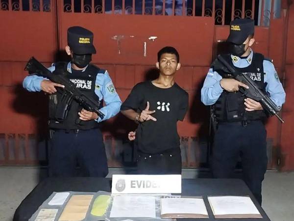 Alias Vegueta, de 19 años, fue capturado por agentes de la DAET mientras presuntamente realizaba el cobro de extorsión en el bulevar Kuwait, en Tegucigalpa.