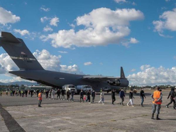 Migrantes deportados caminan en una pista aérea este lunes, en Ciudad de Guatemala. <b>Foto: Efe </b>