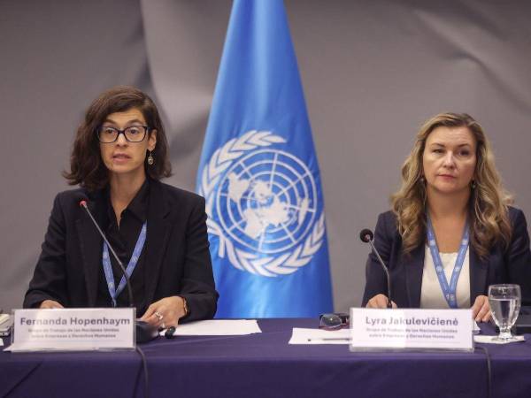 Fernanda Hopenhaym junto a Lyra Jakuleviciene, integrantes del Grupo de Trabajo de la Organización de las Naciones Unidas (ONU) sobre Empresas y Derechos Humanos.