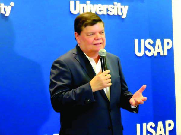 <b>Senén Villanueva, rector general de la Usap, durante la firma de una alianza.</b>