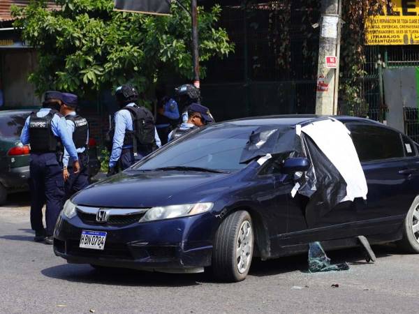 Ismael Favio Sarmiento Padilla y su madre, doña Isidra Padilla Cardona, son las dos personas acribilladas al mediodía de este martes frente al JTR de San Pedro Sula.
