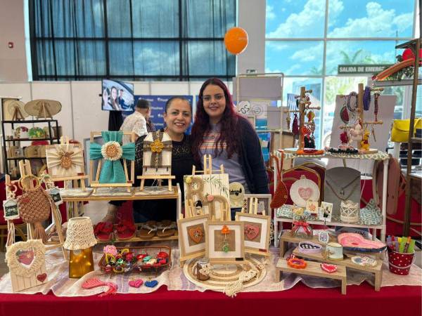 Dos emprendedoras en su negocio en la Cámara de Comercio e Industrias de Cortés