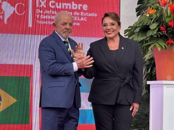 La presidenta de Honduras, Xiomara Castro, recibe al presidente de Brasil, Luiz Lula da Silva.