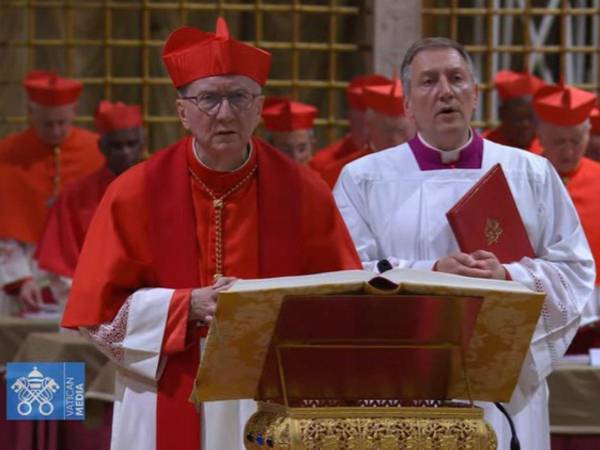 Pietro Parolin, secretario de Estado de Francisco y uno de los máximos favoritos para ser elegido, ha sido el encargado de leer el juramento en voz alta.