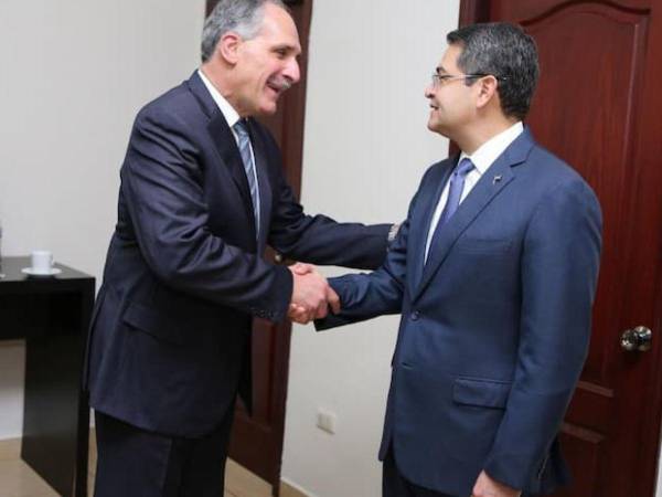 Nasry Asfura ofreció su primera entrevista como presidente electo de Honduras para el período 2026-2030, en la que fijó postura sobre su relación con el expresidente Juan Orlando Hernández (JOH), recientemente liberado de prisión tras recibir un indulto del presidente de Estados Unidos, Donald Trump.