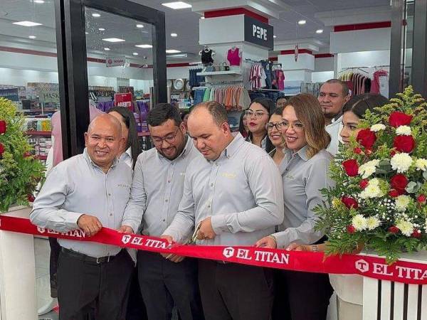 El maravilloso momento del corte de la cinta inaugural, ¡que da por aperturada este tienda número 16 de Almacenes EL Titán!
