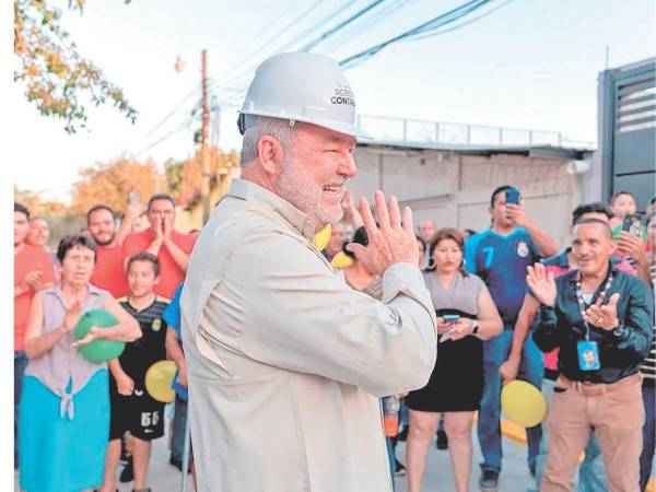 El alcalde Roberto Contreras al momento de anunciar las inversiones en Cofradía.
