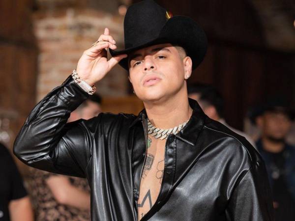 La mañana de este viernes 23 de octubre el cantante de música regional mexicana, Eduin Caz, vocalista de Grupo Firme, apareció en las principales portadas de los medios del entretenimiento después de que se confirmó que fue hospitalizado para ser sometido a una cirugía.