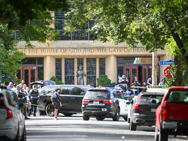 Noem afirma que un transexual fue el autor de un tiroteo en la Escuela Católica Annunciation en Minneapolis, Minnesota, la semana pasada.