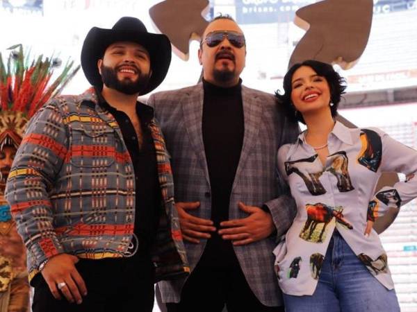 Pepe Aguilar junto a sus hijos.