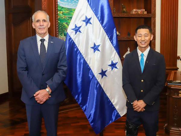El presidente de Honduras, Nasry Asfura, recibió al influencer japonés-estadounidense Shin Fujiyama.
