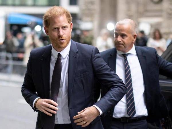 El príncipe Harry fue captado ingresando al palacio Clarence House de su padre este miércoles.