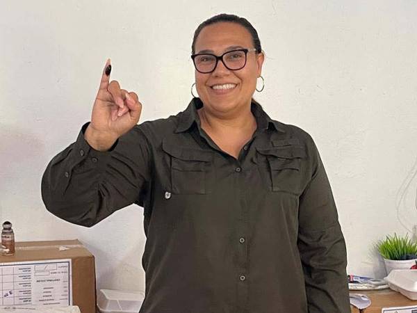La candidata liberal Sheray Bodden, durante la jornada electoral en Guanaja.