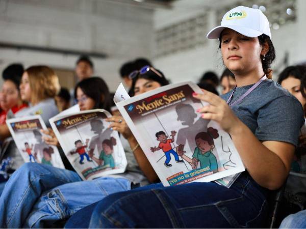 Estudiantes leen el quinto fascículo de Mente Sana que aborda el estrés postraumático.
