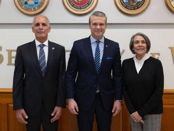 Nasry Asfura, presidente electo de Honduras; Pete Hegseth, secretario de Guerra; y Marco Rubio, secretario de Estado.