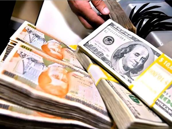 Aunque crecen los envíos, familias hondureñas pierden valor por la caída del dólar.