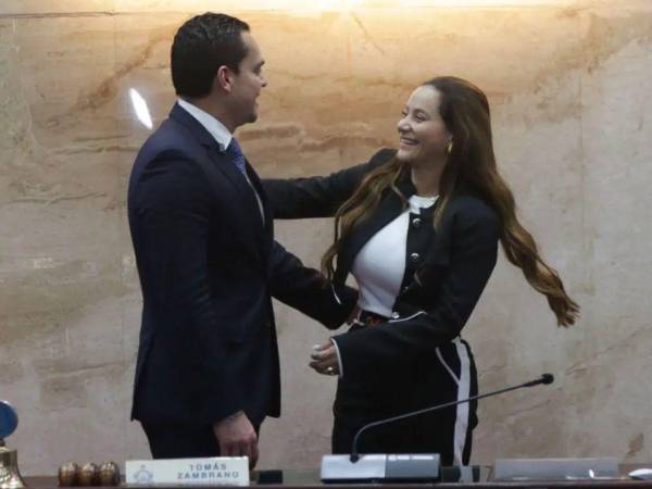 Tomás Zambrano, presidente de Congreso Nacional, junto a su esposa Yohana Lizeth Lagos Estrada.
