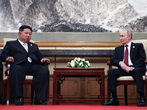 El líder norcoreano, Kim Jong Un, y el presidente ruso, Vladimir Putin, durante una reunión en Pekín.