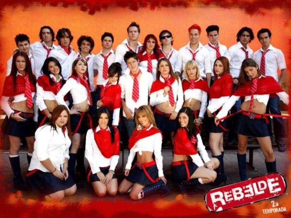 La telenovela mexicana Rebelde se consolidó como uno de los fenómenos televisivos más importantes de América Latina en la década de los 2000, marcando a toda una generación con su historia juvenil, su música y sus icónicos personajes.