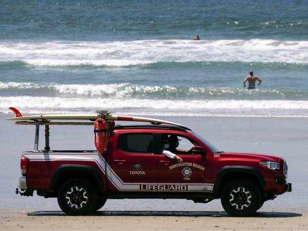 Rescatistas realizan rondas de vigilancia en las playas de California en una imagen de archivo.
