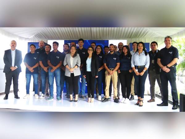 Ejecutivos de Tigo junto a los ganadores de la segunda edición del IT Factor.