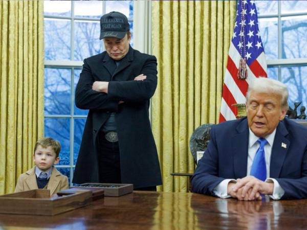 Fotografía de archivo del 11 de febrero de 2025 del presidente de los Estados Unidos, Donald Trump, junto al magnate Elon Musk durante una reunión en la despacho oval de la Casa Blanca, en Washington (EE.UU.).